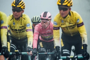 Primoz Roglic (áo hồng) mất nhiều cận vệ tại Giro d’Italia