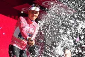 Remco Evenepoel mặc chiếc áo hồng đầu tiên của Giro d’Italia 2023