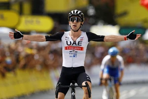 Adam Yates giành chiến thắng chặng mở màn Tour de France 2023