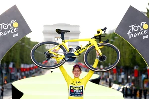 Jonas Vingegaard đăng quang Tour de France 2023