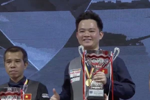 Bao Phương Vinh với chiếc cúp vô địch