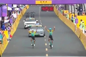 Hai tay đua Kazakhstan ung dung mừng chiến thắng