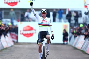 Mathieu van der Poel thắng 10 giải liên tiếp khi dự giải xe đạp việt dã