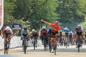 Nguyễn Thị Thật ăn mừng chiến thắng. Ảnh: Thái Cycling