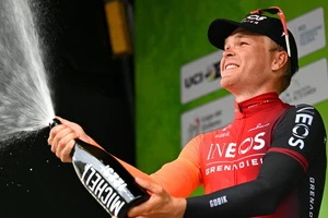 Tobias Foss thắng chặng đầu tiên Tour of the Alps 2024