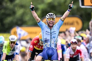 Mark Cavendish phấn khích với chiến thắng chặng 5 phá kỷ lục Tour de France 