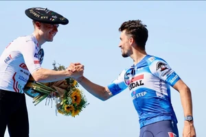 Julian Alaphilippe chúc mừng Marc Hirschi