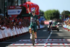 Wout van Aert giơ 3 ngón tay ăn mừng chiến thắng thứ 3