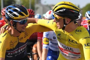 Primoz Roglic (trái) phối hợp Tadej Pogacar ở giải thế giới