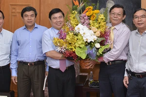 Chủ tịch UBNDTP thăm & chúc mừng Báo Sài Gòn Giải Phóng