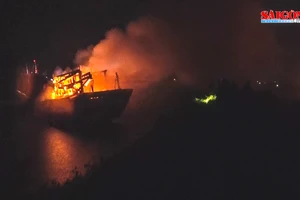 Quảng Ngãi: 2 tàu cá bị lửa thiêu rụi trong đêm