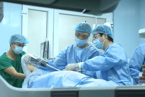 Phẫu thuật nội soi bằng robot: Giúp người Việt yên tâm chữa bệnh trong nước