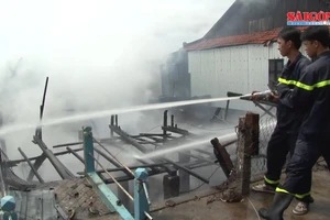 Đồng Tháp: Cháy lớn, 3 căn nhà bị thiêu rụi