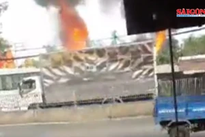 Xe tải chở hộp quẹt cháy ngùn ngụt trên quốc lộ 1
