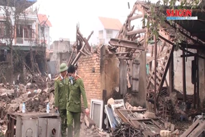Nổ kho phế liệu ở Bắc Ninh, nhiều căn nhà bị sập