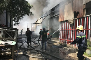Cháy xưởng phế liệu lan sang trường học, giáo viên ôm trẻ thoát ra ngoài