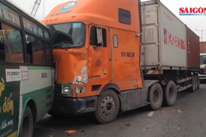 Xe container chạy ẩu va hàng loạt xe khác ở xa lộ Hà Nội