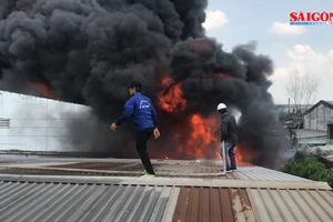  Cháy lớn ở khu công nghiệp Nhị Xuân: Khói lửa bốc cao hàng trăm mét