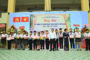  Ban đại diện hội phụ huynh học sinh Trường THCS Nguyễn Trãi quận Bình Tân và đại diện các nhà tài trợ tặng học bổng và quà cho các em học sinh nghèo hiếu học. 