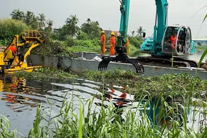TPHCM vớt rác trên sông rạch bằng công nghệ