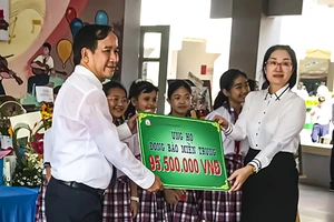 Trường THCS Phan Văn Trị quyên góp 95,5 triệu đồng và 10.000 quyển tập hỗ trợ đồng bào miền Trung