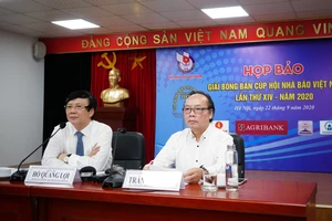 Ông Hồ Quang Lợi - Phó Chủ tịch thường trực Hội Nhà báo Việt Nam và ông Trần Gia Thái – Chủ tịch Liên đoàn Bóng bàn Việt Nam chủ trì cuộc họp báo.
