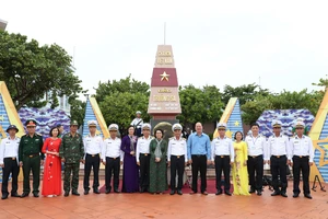 Đoàn công tác số 9 - TPHCM thăm, động viên quân, dân huyện đảo Trường Sa và Nhà giàn DK1 