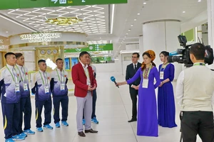 Truyền hình Turkmenistan phỏng vấn lãnh đội Trần Anh Tú ngay khi vừa xuống sân bay
