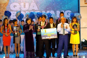 Lãnh đạo UBND TPHCM và LĐBĐ Việt Nam chụp hình lưu niệm cùng các cầu thủ đoạt giải