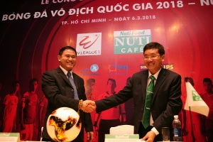 Ông Trần Thanh Hải và ông Trần Anh Tú tại lễ ra mắt nhà tài trợ Nuti Cafe V-League 2018. Ảnh: ANH TRẦN