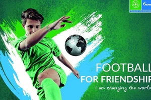 Hai cầu thủ trẻ Việt Nam tham dự chương trình Football For Friendship 