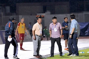 Ban huấn luyện đội Đà Nẵng phản ứng trọng tài trên sân Thống Nhất. Ảnh: NGUYỄN NHÂN