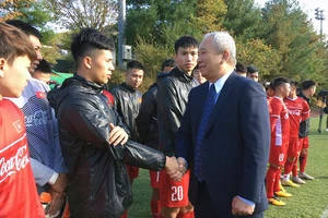 Đại sứ Nguyễn Vũ Tú bắt tay chào mừng các thành viên của đội tuyển Việt Nam. Ảnh: ĐOÀN NHẬT
