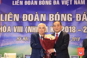 Chủ tịch VFF khóa VII Lê Hùng Dũng trao hoa chúc mừng tân Chủ tịch Lê Khánh Hải