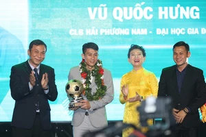 Vũ Quốc Hưng nhận Quả bóng vàng futsal từ Phó chủ tịch VFF Trần Quốc Tuấn. Ảnh: DŨNG PHƯƠNG