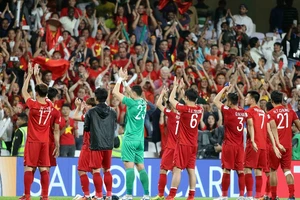 Các cầu thủ Việt Nam chào cám ơn người hâm mộ sau trận thắng Yemen 2-0. Ảnh: ANH KHOA