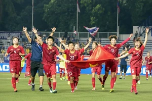 Đội tuyển nữ Việt Nam trong niềm vui chiến thắng. Ảnh: DŨNG PHƯƠNG