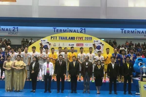 ĐT Futsal Việt Nam nhận Huy chương bạc tại lễ bế mạc. Ảnh: Đoàn Nhật