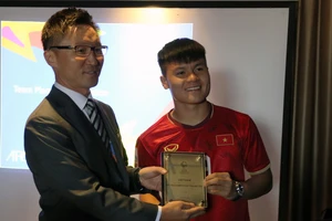 Đại diện AFC trao kỷ niệm chương tham dự VCK U23 châu Á 2020 cho đội trưởng Quang Hải. Ảnh: Đoàn Nhật