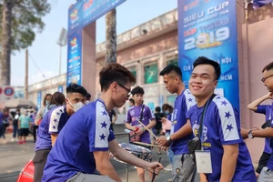 CĐV Hà Nội FC đồng hành cùng đội nhà trên sân Thống Nhất. Ảnh: DŨNG PHƯƠNG