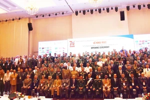 343 đại biểu đến từ 91 nước thành viên và 3 nước quan sát viên chụp hình lưu niệm cùng lãnh đạo Bộ Quốc phòng, Quân khu 7 và TPHCM