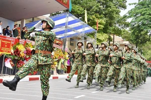 Trung đoàn Gia Định đón nhận Huân chương bảo vệ Tổ quốc Hạng III