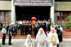 Tiễn đưa “anh hùng chân đất” Nguyễn Văn Bảy về quê nhà Lai Vung