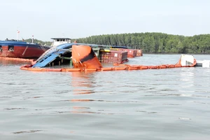 Đang trục vớt container chìm ở sông Lòng Tàu: 2 thợ lặn hôn mê, 3 người mất tích