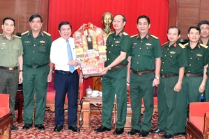 Đồng chí Nguyễn Thành Phong, Chủ tịch UBND TPHCM thăm, chúc tết Bộ Tư lệnh Quân khu 7
