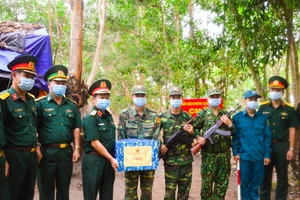 Chính ủy Quân khu 7 thăm các chốt phòng, chống dịch trên tuyến biên giới Tây Ninh