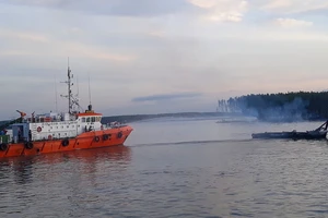 Tàu kéo bốc cháy trên sông Lòng Tàu, 4 người được cứu sống