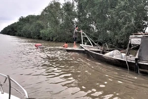 Ghe chìm trên sông Soài Rạp, 2 ngư dân bám can nhựa kêu cứu