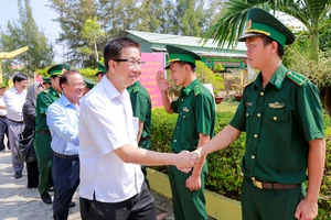 Lãnh đạo TPHCM thăm, chúc tết bộ đội biên phòng và ngư dân huyện Cần Giờ