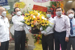 Bí thư Thành ủy TPHCM Nguyễn Văn Nên tặng hoa chúc mừng Hội Nhà báo TPHCM. Ảnh: DŨNG PHƯƠNG